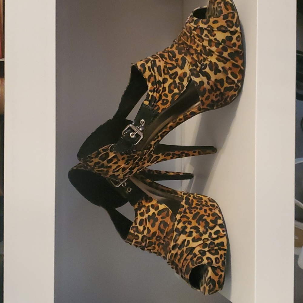 Ladies 4 inch leopard print heel